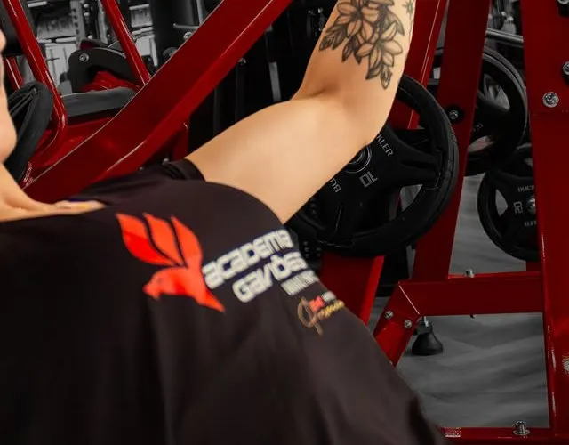 Aluno treinando no leg press