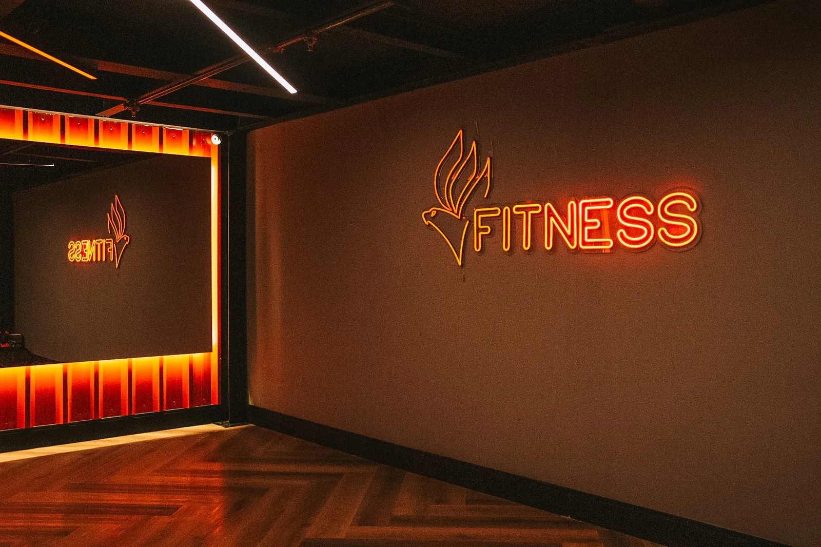 Sala de treino com letreiro neon Gaviões Fitness